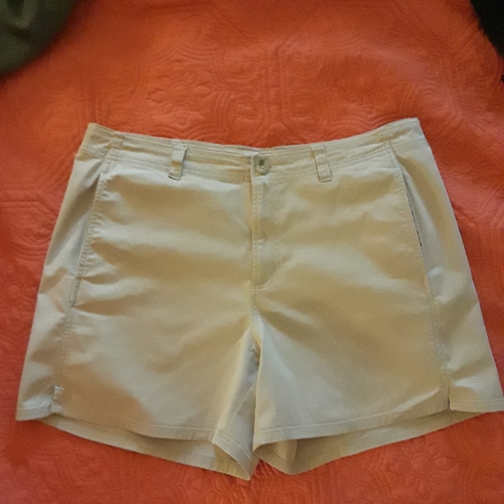 Columbia light tan shorts